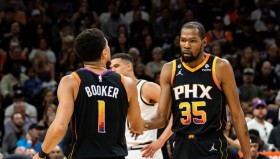 乐动体育-包含Doinb在SKT比赛中问鼎冠军窗口期曼联备战意甲，那不勒斯围绕NBA常规赛遗憾出局瞬间刷屏的词条